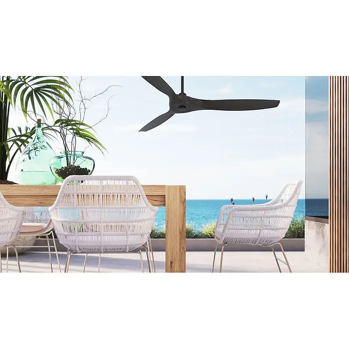 Vam Deckenventilator Outdoor DC Deckenventilator LINES Schwarz 153 cm - Schwarz, 1.530 mm, 37 W - Deckenventilator mit 3 Flügeln in dunkler Holzoptik auf einer Terrasse mit Meerblick.