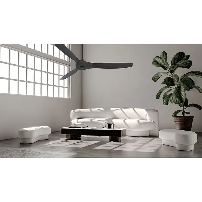 Vam Deckenventilator Outdoor DC Deckenventilator LINES Schwarz 153 cm - Schwarz, 1.530 mm, 37 W - Ein dunkler, dreiflügeliger Deckenventilator mit strukturierter Oberfläche hängt in einem hellen, modernen Wohnzimmer über einem weißen Sofa.