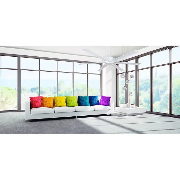 Vam Deckenventilator THE BIG 210 weiß - Nickel matt, 2.130 mm, 47 W - Ein großer weißer Deckenventilator mit mehreren Flügeln, in einem modernen Wohnzimmer mit Blick auf eine grüne Landschaft.
