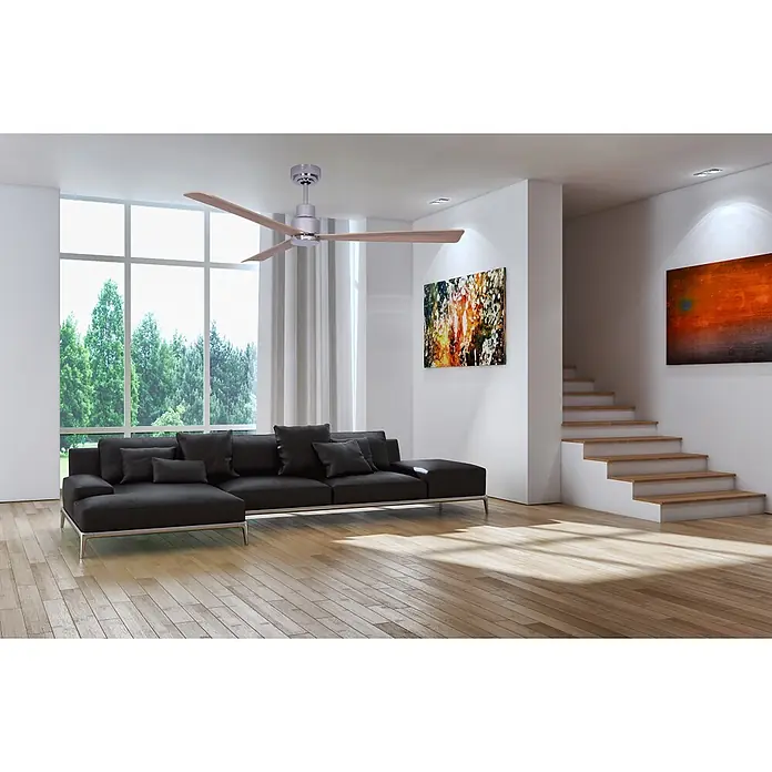 Vam Deckenventilator Vam DC Deckenventilator MYNG Chrom 132 cm - Chrom mit hellen Naturholzflügeln, 1.320 mm, 36 W - Moderner Deckenventilator mit Silber-Finish und hellen Holzflügeln, in einem Wohnzimmer installiert.