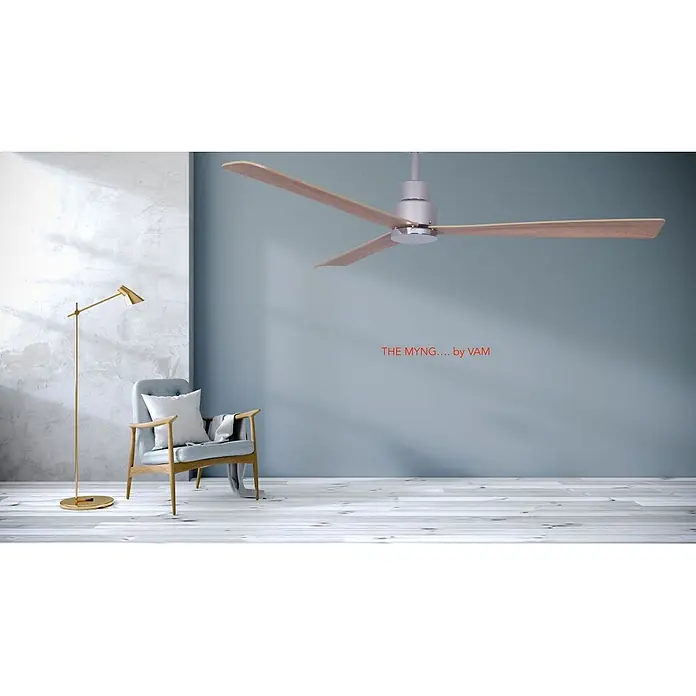 Vam Deckenventilator Vam DC Deckenventilator MYNG Chrom 132 cm - Chrom mit hellen Naturholzflügeln, 1.320 mm, 36 W - Moderner Deckenventilator mit hellen Holzflügeln und silbernem Motor, in einem minimalistischen Raum über Sessel und Stehlampe.