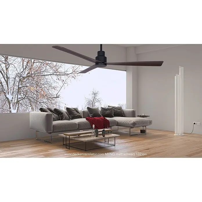 Vam Deckenventilator Vam DC Deckenventilator MYNG Schwarz 132 cm - Schwarz mit dunklen Walnussflügeln, 1.320 mm, 36 W - Matt schwarzer Deckenventilator mit dunklen Holzflügeln in einem modernen Wohnzimmer über einem Sofa.