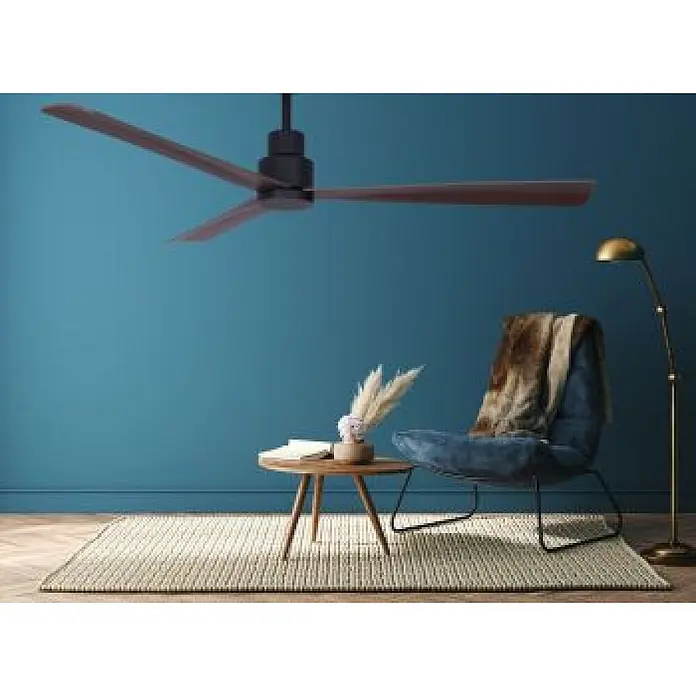 Vam Deckenventilator Vam DC Deckenventilator MYNG Schwarz 132 cm - Schwarz mit dunklen Walnussflügeln, 1.320 mm, 36 W - Großer dunkler Deckenventilator mit drei braunen Flügeln in einem modernen Wohnraum installiert.