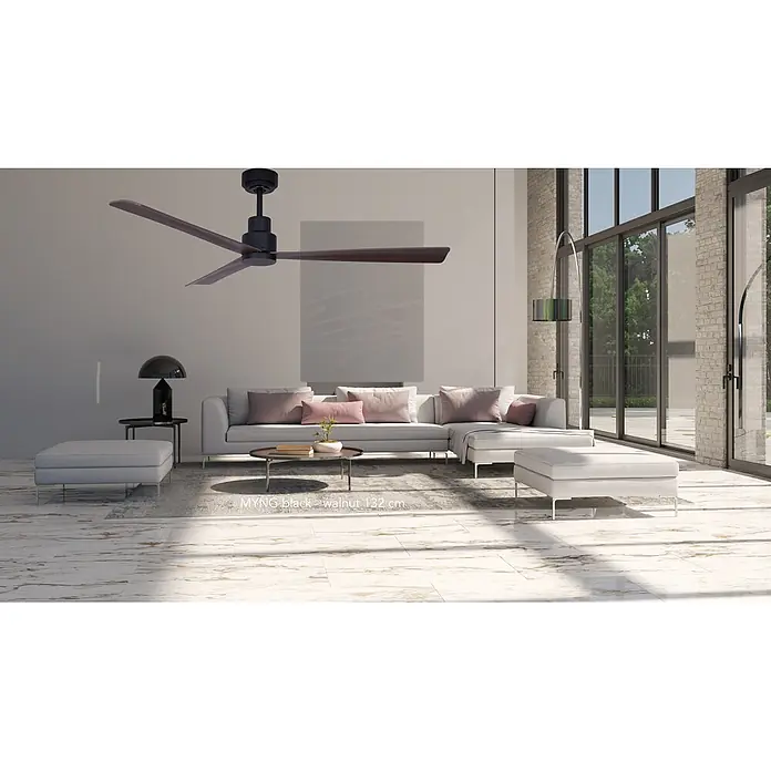 Vam Deckenventilator Vam DC Deckenventilator MYNG Schwarz 132 cm - Schwarz mit dunklen Walnussflügeln, 1.320 mm, 36 W - Schwarzer Deckenventilator mit dunklen Walnussflügeln, 132 cm, in einem modernen Wohnzimmer.