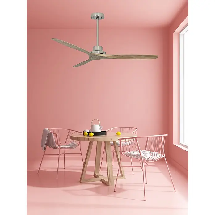 Vam Deckenventilator Vam Deckenventilator KAUAI Nickel gebürstet Wild-Walnut 132 cm - Naturholzflügel in Wild-Walnut Motor Nickel, 1.320 mm, 72 W - Moderner Deckenventilator mit hellen Holzflügeln und gebürstetem Nickel, in einem rosa Raum über einem Esstisch installiert.