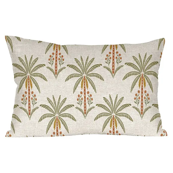 Cojín Palmeras Retro - Verde, 50 x 30 cm, 1 ud. - Cojín rectangular con estampado de palmeras y flores en verde oliva, naranja quemado y amarillo dorado sobre tela clara texturizada.