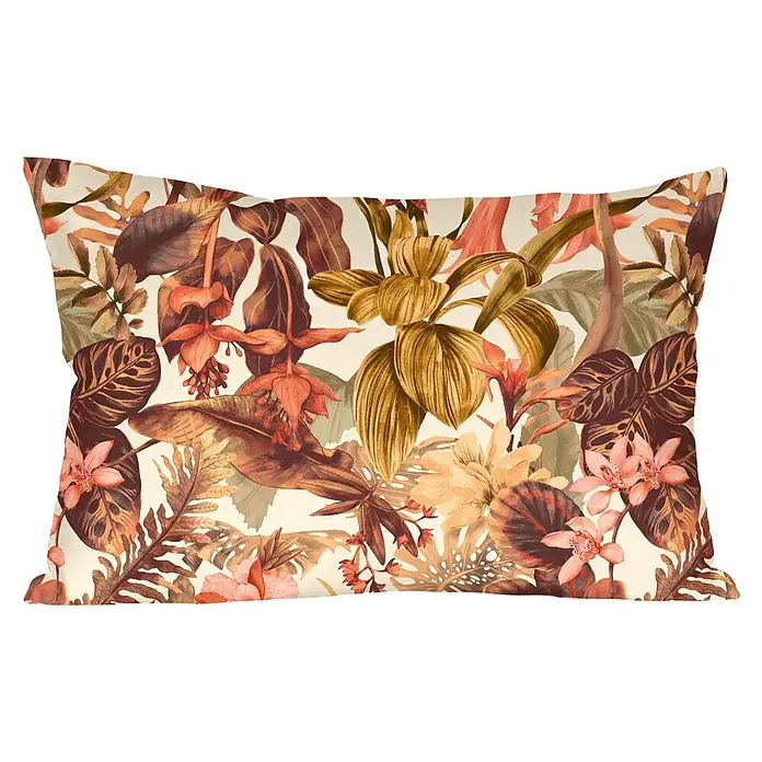 Cojín Orquídea - Mostaza, 50 x 30 cm, 1 ud. - Cojín decorativo con estampado botánico exuberante de hojas y flores tropicales en tonos cálidos terrosos y rosados.