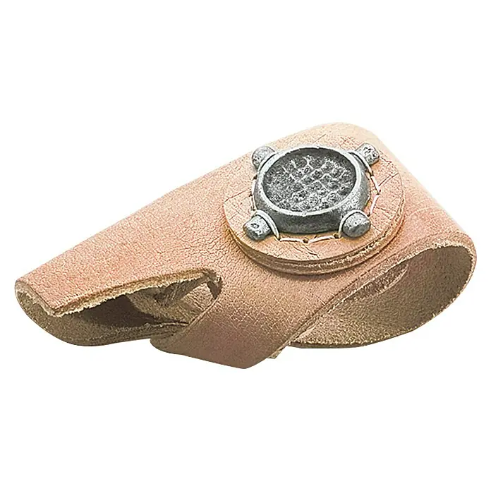Segelmacherhandschuh - Rechts, Leder - Nahaufnahme eines Daumenschutzes aus Leder mit einer metallischen Verstärkung für Bogenschützen, um Verletzungen vorzubeugen.