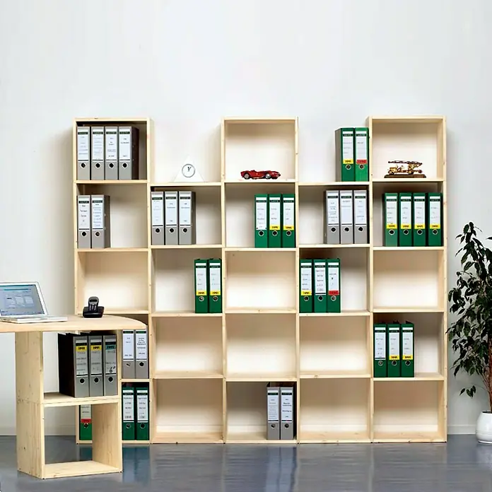 Regalux Regalwürfel - 45,6 x 35 x 39 cm, Nadelholz - Bücherregal mit Ablagefächern und Schreibtisch, gefüllt mit Ordnern, aufgeräumtes und organisiertes Büroambiente.