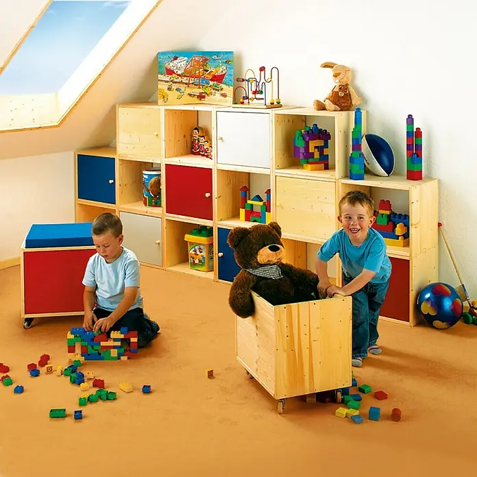 Regalux Regaltür & Rückwand-Set - 41,5 x 34,5 cm, Nadelholz - Spielzeit im Kinderzimmer. Holzregale, Spielzeug und zwei spielende Kinder schaffen eine fröhliche Atmosphäre.