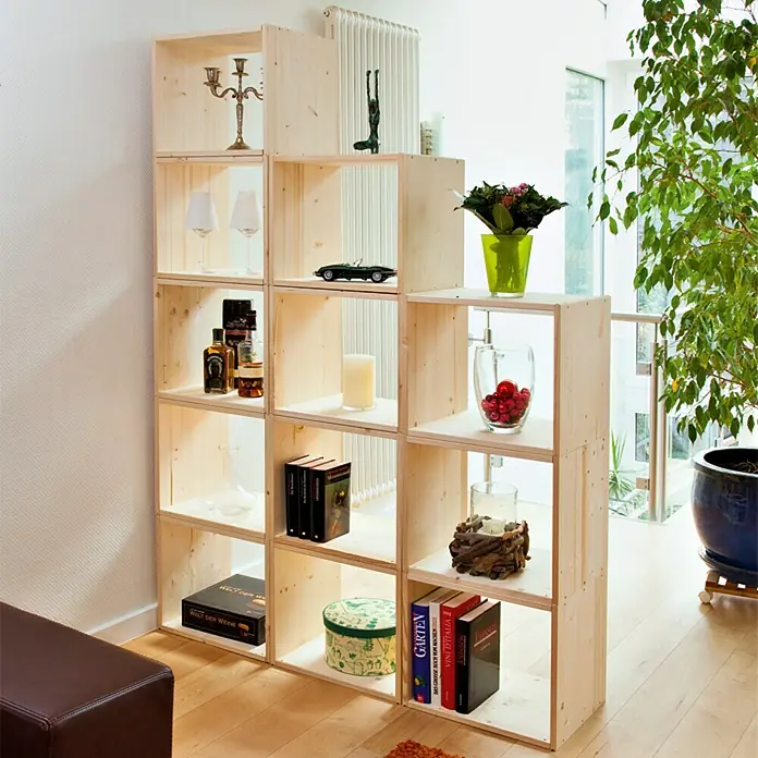 Regalux Regalwürfel - 45,6 x 35 x 39 cm, Nadelholz - Das Bild zeigt ein Holzregal mit verschiedenen dekorativen Gegenständen, das im Wohnzimmer steht und eine gemütliche Atmosphäre schafft.