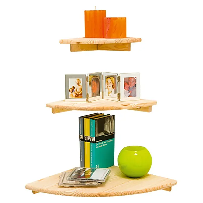Regalux Eckregal - 22 x 22 cm, Kiefer - Regal mit drei Ebenen aus Holz, auf denen Kerzen, Bilderrahmen, Bücher, CDs und eine grüne Vase stehen.