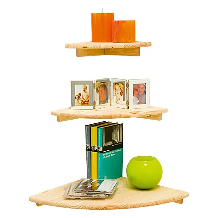 Regalux Eckregal - 22 x 22 cm, Kiefer - Regal mit drei Ebenen aus Holz, auf denen Kerzen, Bilderrahmen, Bücher, CDs und eine grüne Vase stehen.