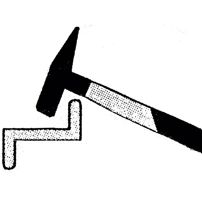Wisent Schlosserhammer - 400 g, Holz Hickory - Schwarzer Hammer, der einen L-förmigen Metallwinkel schlägt. Werkzeug und Metallbearbeitung sind im Bild dargestellt.