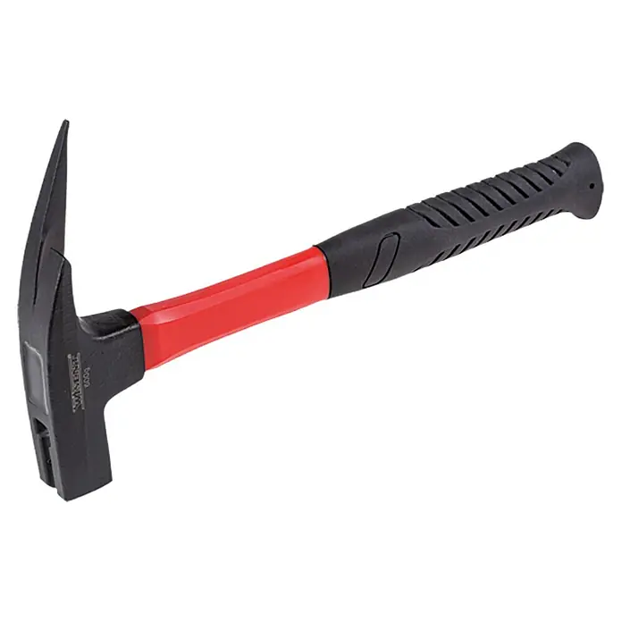 Wisent Zimmermannshammer - 600 g, Glasfaser, Magnetischer Nagelhalter - Ein Maurerhammer mit einem schwarzen Kopf, einem roten Stiel und einem schwarzen Griff, isoliert auf einem weißen Hintergrund.