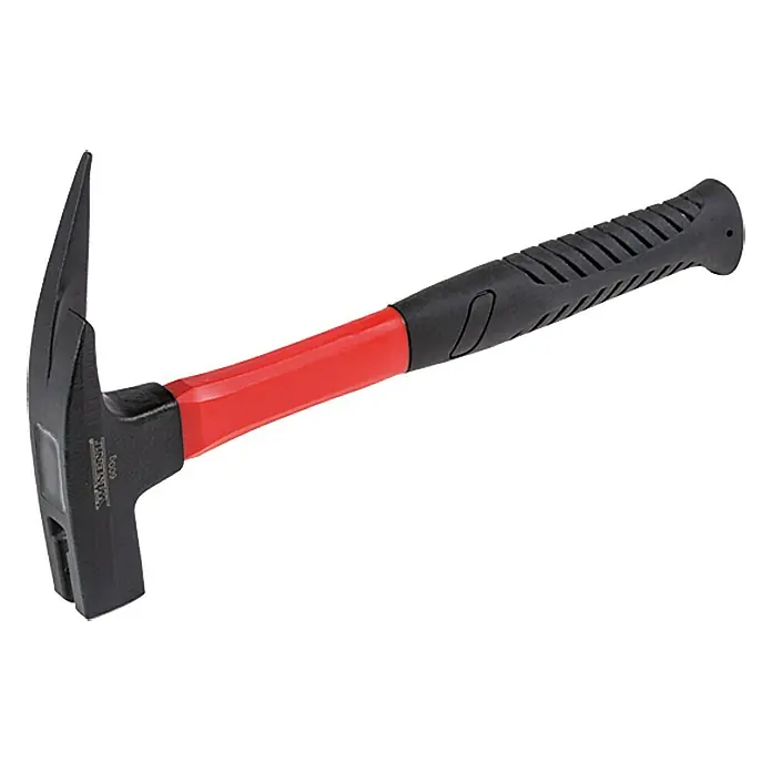 Wisent Zimmermannshammer - 600 g, Glasfaser, Magnetischer Nagelhalter - Ein Maurerhammer mit einem schwarzen Kopf, einem roten Stiel und einem schwarzen Griff, isoliert auf einem weißen Hintergrund.