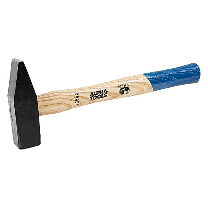 Alpha Tools Schlosserhammer - 1.000 g, Eschenholz - Nahaufnahme eines Alpha Tools Schlosserhammers mit Holzgriff und blauem Griffende vor einem neutralen Hintergrund.