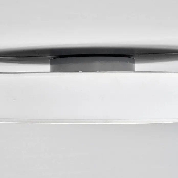 Lindby LED Deckenlampe in weiß, Deckenleuchte rund -  - Nahaufnahme eines weißen Deckenventilators mit dunkelgrauem Motor und weißer Leuchtenabdeckung.