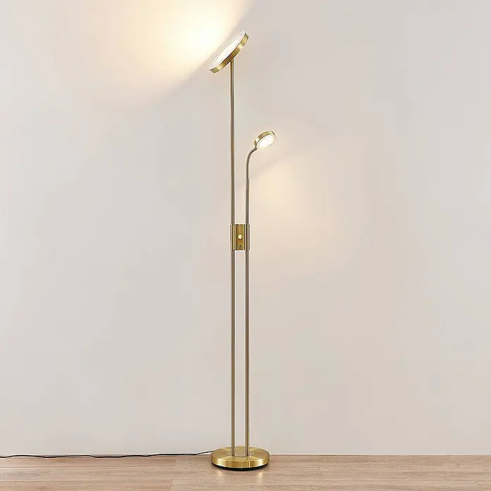 Lindby LED-Deckenfluter Seppa - messing / gold, messing / gold, Warmweiß - Messingfarbene Stehlampe mit nach oben gerichteter Hauptleuchte und verstellbarer Leseleuchte. Rundsockel.