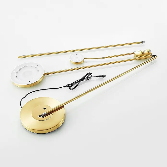 Lindby LED-Deckenfluter Seppa - messing / gold, messing / gold, Warmweiß - Zerlegte goldfarbene Stehlampe mit Fuß, Stangen, Netzkabel und zwei LED-Leuchtköpfen.