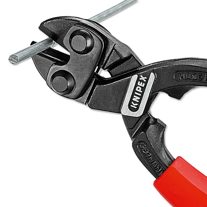 Knipex Bolzenschneider CoBolt - Länge: 200 mm - Nahaufnahme einer Knipex Bolzenschneider, der einen Metallstab schneidet. Das Werkzeug ist schwarz mit einem roten Griff.