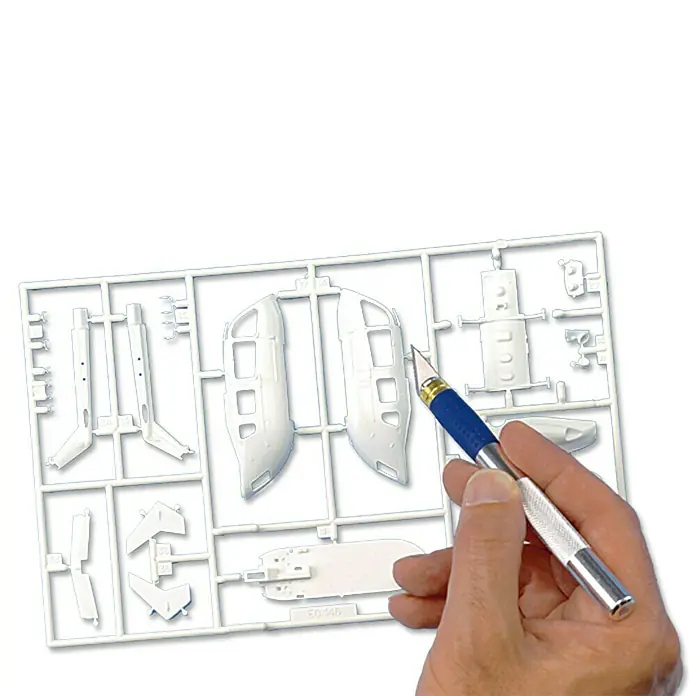 Wisent Präzisionsmesser PM 7 - 7 -tlg. - Detailaufnahme eines Bastelmessers und eines Modellbausatzes, ideal für Hobbybastler und Modellbauer.