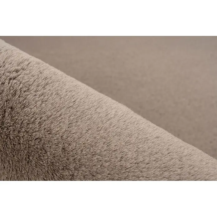 Kayoom Fellteppich Emperor 525 - Taupe, 290 x 200 cm, 100 % Polyester - Nahaufnahme von hellbeigem, flauschigem Kunstfellgewebe, das seinen weichen, strukturierten Flor zeigt.