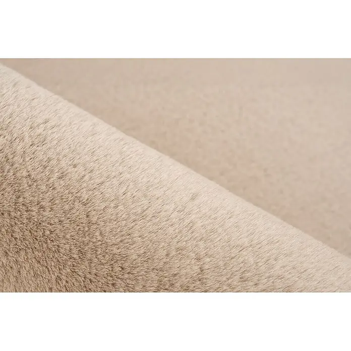 Kayoom Fellteppich Emperor 525 - Beige, 170 x 120 cm, 100 % Polyester - Hellbeiger Kunstfellstoff, weich und plüschig, mit einer leichten Falte.