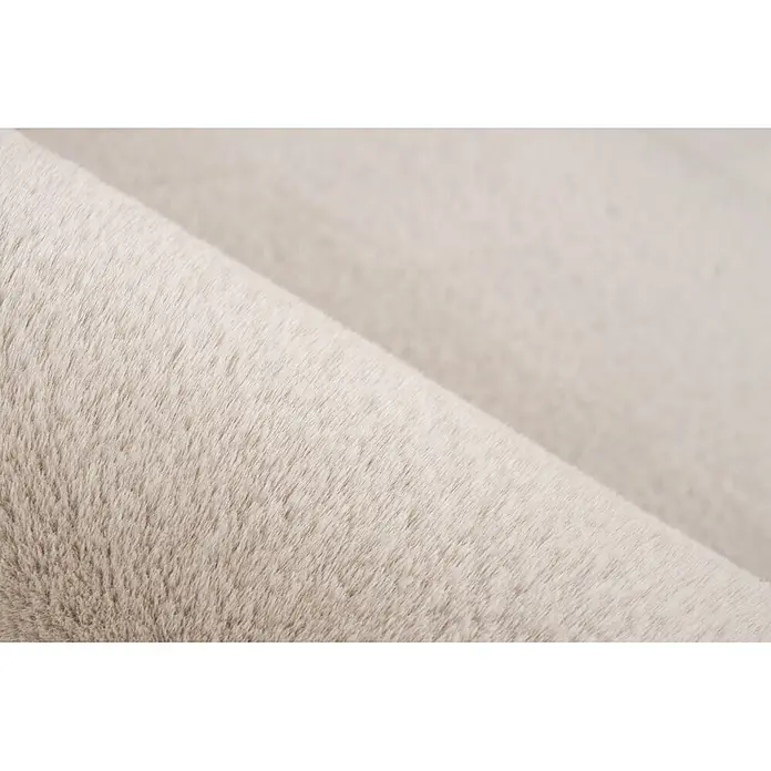 Kayoom Fellteppich Emperor 525 - Helltaupe, 290 x 200 cm, 100 % Polyester - Hellbeiger Kunstpelzstoff, der seine weiche, plüschige Textur mit einer sanften Falte zeigt.