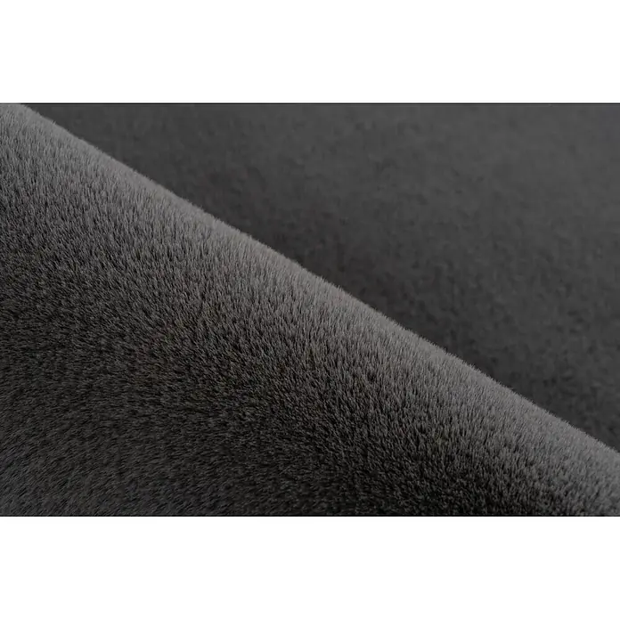 Kayoom Fellteppich Emperor 525 - Graphit, 150 x 80 cm, 100 % Polyester - Nahaufnahme von weichem, strukturiertem grauem Kunstfellstoff, gefaltet oder drapiert.