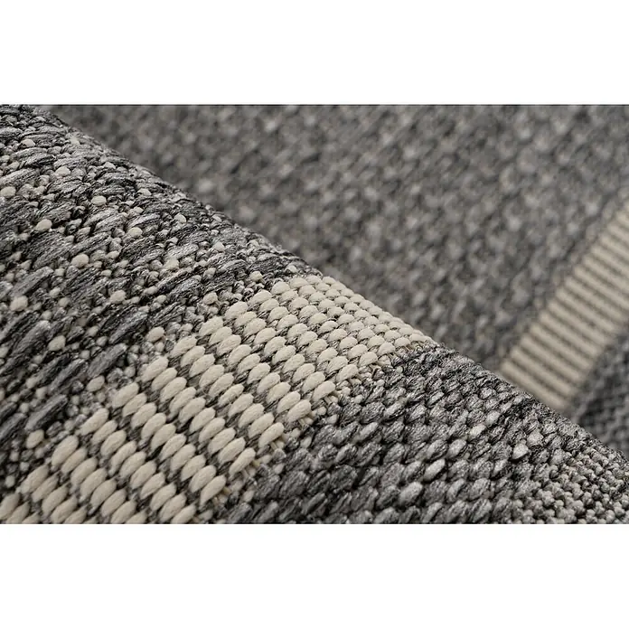 Kayoom Outdoor-Teppich Nibru 325 - Silber, 110 x 60 cm, 100 % Polypropylen - Nahaufnahme eines strukturierten, grau-beigen Webteppichs mit detailreichem Muster und Material.