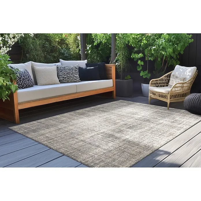 Kayoom Outdoor-Teppich Nibru 625 - Silber, 150 x 80 cm, 100 % Polypropylen - Hellgrauer gemusterter Outdoor-Teppich auf einer modernen Terrasse mit Sofa und Stuhl.