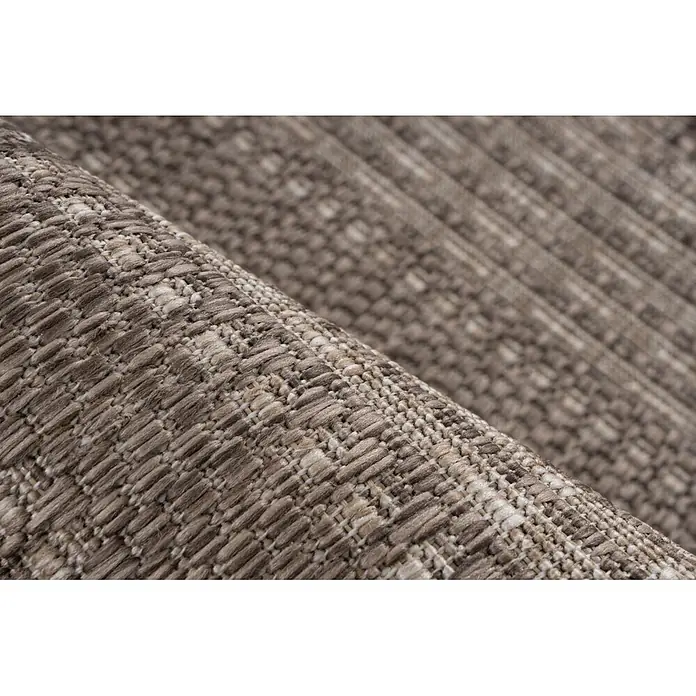 Kayoom Outdoor-Teppich Nibru 125 - Taupe, 290 x 200 cm, 100 % Polypropylen - Nahaufnahme eines gerollten, strukturierten Webteppichs in Natur-, Braun- und Beigetönen.