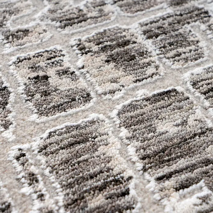 Kayoom Kurzflorteppich Amora 260 - Grau, 170 x 120 cm, 100 % Polyester - Strukturierter Teppich mit erhabenem abstraktem Muster in Grau und Cremeweiß, der eine weiche, taktile Oberfläche schafft.