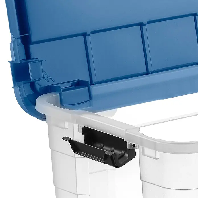 Aufbewahrungsbox 4UP - L x B x H: 59 x 39 x 36 cm, Transparent, Kunststoff - Blauer Deckel einer transparenten Kunststoff-Aufbewahrungsbox teils offen, zeigt schwarzen Verschluss.