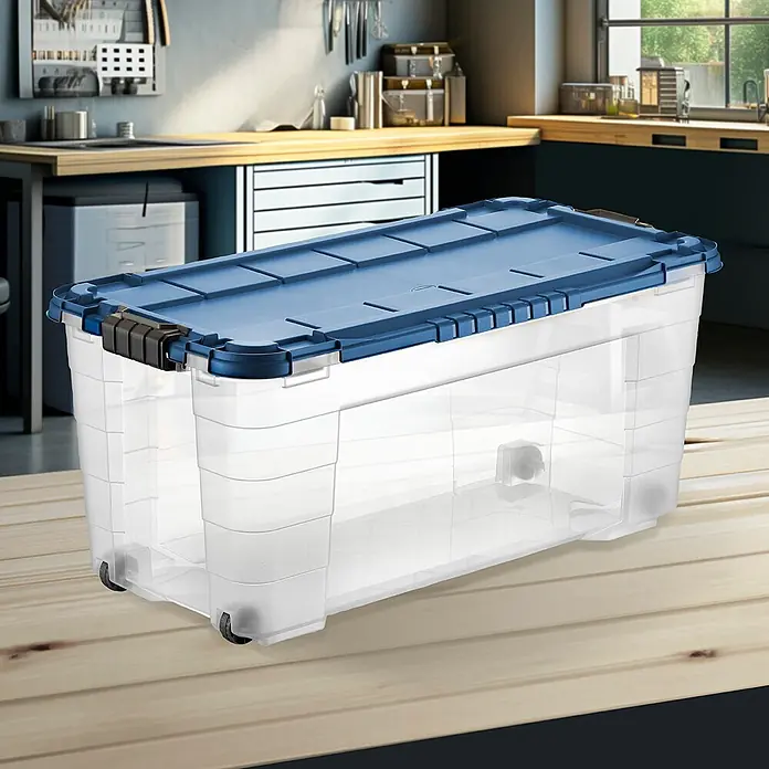 Aufbewahrungsbox 4UP - L x B x H: 79 x 39 x 36 cm, Transparent, Blau, Kunststoff - Durchsichtige Kunststoff-Aufbewahrungsbox mit blauem Deckel, schwarzen Verschlüssen und Rollen, auf Holzoberfläche in einer Küche.
