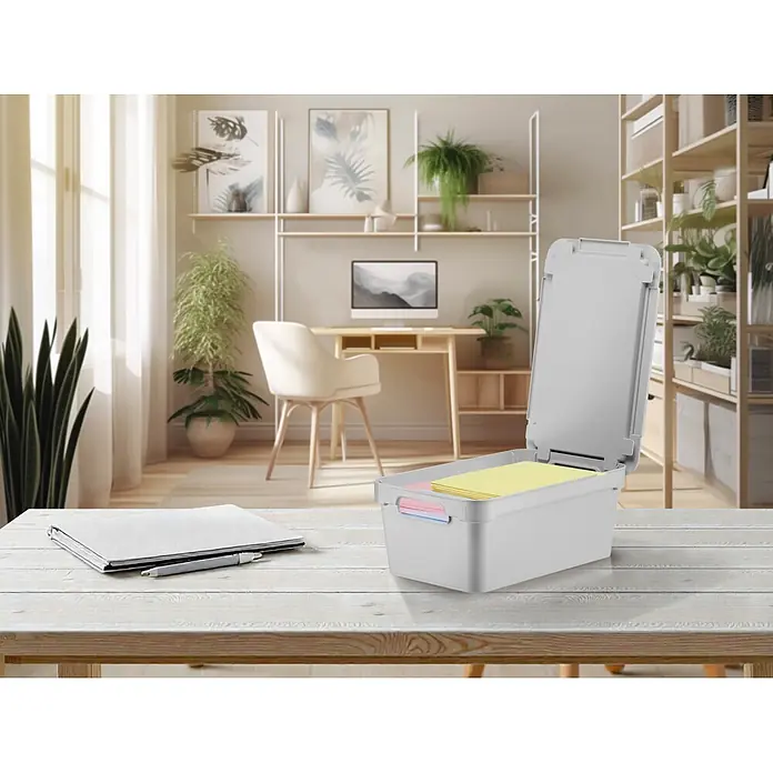 Aufbewahrungsbox Maya - L x B x H: 28,4 x 18,2 x 11,3 cm, Kunststoff, Weiß - Graue Kunststoff-Aufbewahrungsbox mit offenem Deckel, enthält gelbe und rosa Papiere, auf hellem Holztisch im Heimbüro.