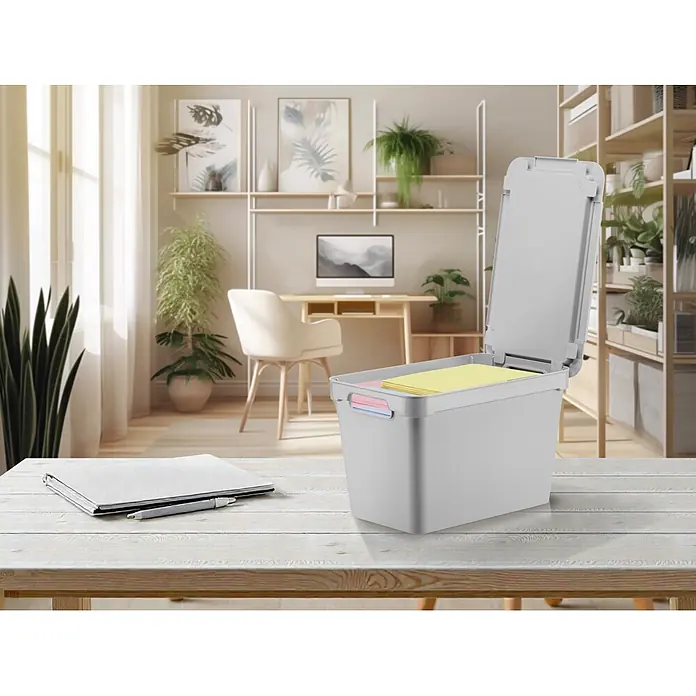 Aufbewahrungsbox Maya - L x B x H: 28,4 x 18,2 x 17,8 cm, Kunststoff, Weiß - Hellgraue Kunststoff-Aufbewahrungsbox mit offenem Deckel, enthält gelbe und rosa Papiere, auf einem Holztisch im Büro. Notizbuch und Stift liegen daneben.