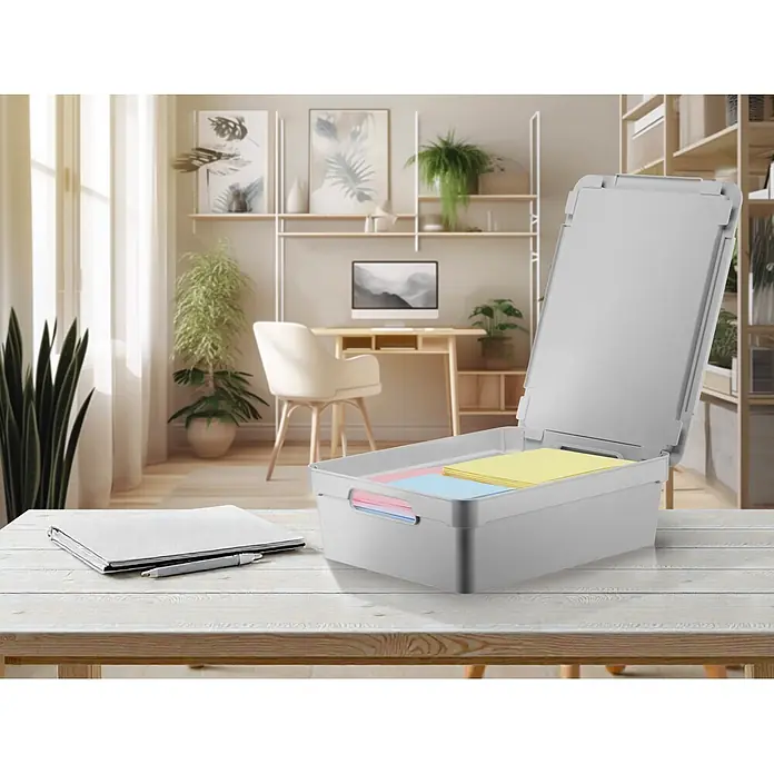 Aufbewahrungsbox Maya - L x B x H: 36,5 x 28,5 x 11,4 cm, Kunststoff, Weiß - Hellgraue Kunststoff-Aufbewahrungsbox mit offenem Deckel, gefüllt mit bunten Karteikarten, auf einem Schreibtisch im Home-Office.