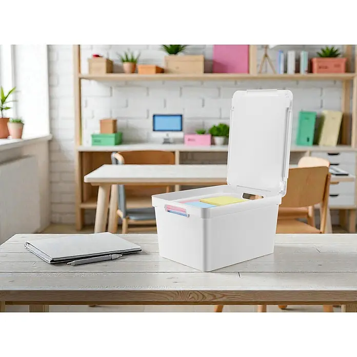 Aufbewahrungsbox Maya - L x B x H: 36,5 x 28,5 x 20,4 cm, Kunststoff, Weiß - Weiße Kunststoff-Aufbewahrungsbox mit offenem Deckel, gefüllt mit bunten Papieren, auf einem Holzschreibtisch.