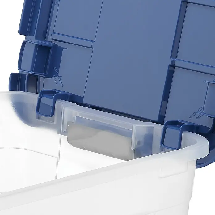 Aufbewahrungsbox 4UP - L x B x H: 59 x 39 x 36 cm, Transparent, Blau, Kunststoff - Klare Plastik-Aufbewahrungsbox mit blauem Deckel, teilweise geöffnet, zeigt den Scharniermechanismus und den Patenttext.