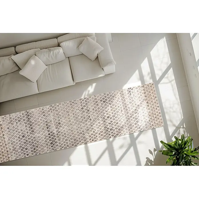 Kayoom Kurzflorteppich Amora 261 - Grau, 300 x 240 cm, 100 % Polyester - Ein rechteckiger Läufer mit Rautenmuster in neutralen Tönen auf dem Boden in einem Wohnzimmer.