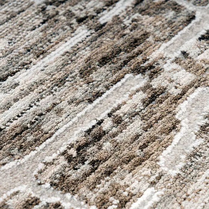 Kayoom Kurzflorteppich Amora 260 - Braun, 150 x 80 cm, 100 % Polyester - Nahaufnahme eines weichen, strukturierten Teppichs mit gestreiftem Muster in Braun-, Beige- und Weißtönen.