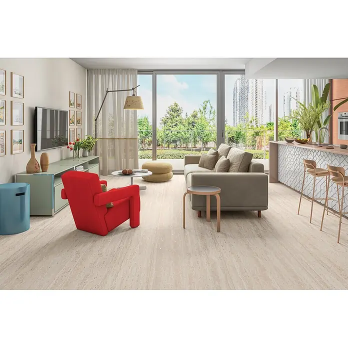 Palazzo Feinsteinzeugfliese Travento - 60 x 120 cm, Craved, Matt - Helle beige Bodenfliesen mit Natursteinmuster, verlegt in einem modernen Wohn- und Küchenbereich.