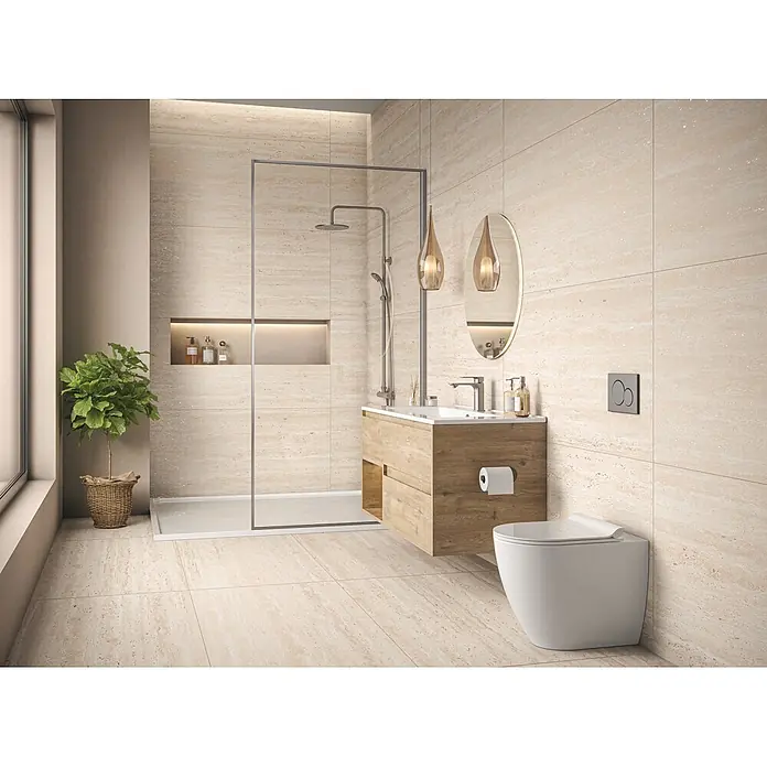 Palazzo Feinsteinzeugfliese Travento - 60 x 120 cm, Craved, Matt - Modernes Badezimmer mit beigefarbenen Steinoptik-Fliesen, ebenerdiger Dusche, Holzwaschtisch und weißer Toilette.