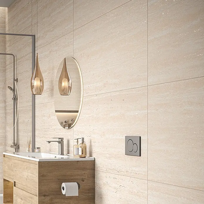 Palazzo Feinsteinzeugfliese Travento - 60 x 120 cm, Craved, Matt - Beige Wandfliesen im Travertin-Look in einem modernen Badezimmer mit Waschtisch und Dusche.