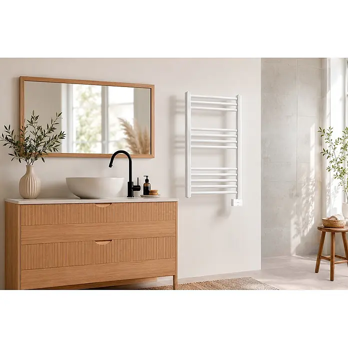 Rointe Radiador toallero Sintra - An x Al: 50 x 112 cm, Blanco - Toallero eléctrico blanco montado en pared en un baño moderno y luminoso, cerca de un mueble de madera.