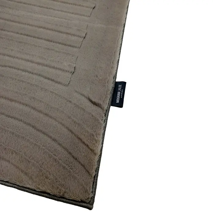 Kayoom Kurzflorteppich Cosmic 526 - Grau, 230 x 160 cm, 85 % Polyester, 15 % Wolle - Strukturierter hellbrauner Teppich mit horizontalen Rillen und schwarzem 'MEGHAN LALEE Germany' Markenetikett.
