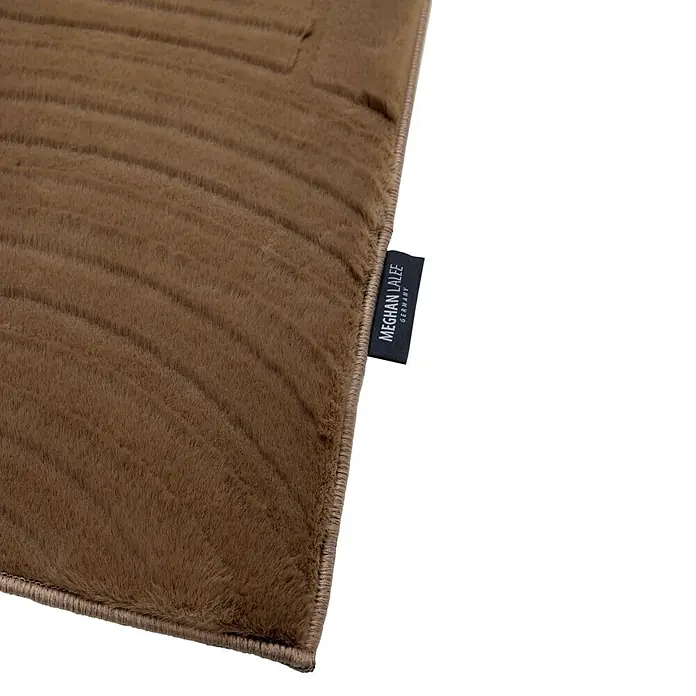 Kayoom Kurzflorteppich Cosmic 526 - Taupe, 230 x 160 cm, 85 % Polyester, 15 % Wolle - Brauner, strukturierter Plüschteppich mit Wellenlinien und schwarzem Markenetikett.