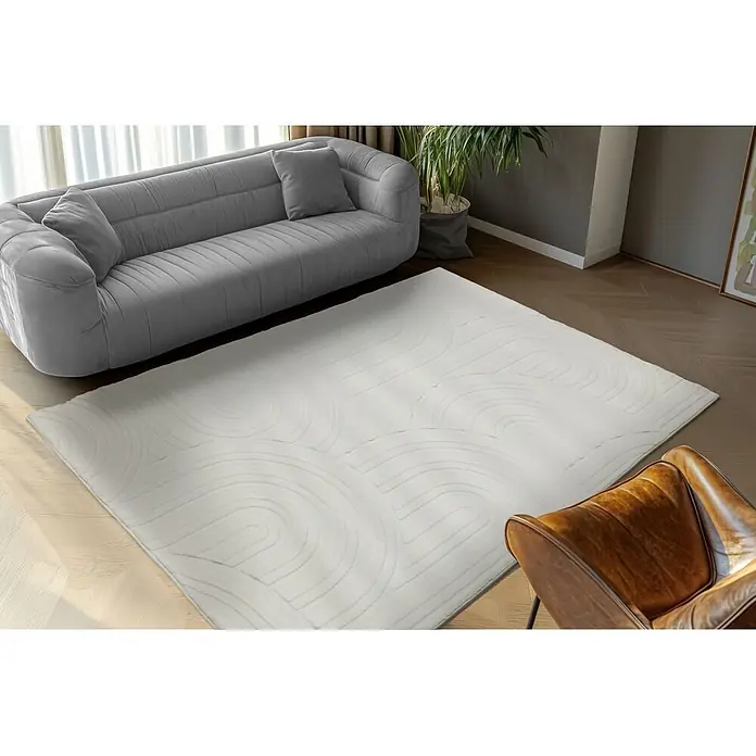 Kayoom Kurzflorteppich Cosmic 526 - Weiß, 230 x 160 cm, 85 % Polyester, 15 % Wolle - Helles Teppich mit dezenten geprägten Kreismustern auf hellem Holzboden im Wohnzimmer.